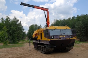 Четра ТМ-140 с КМУ в лесу